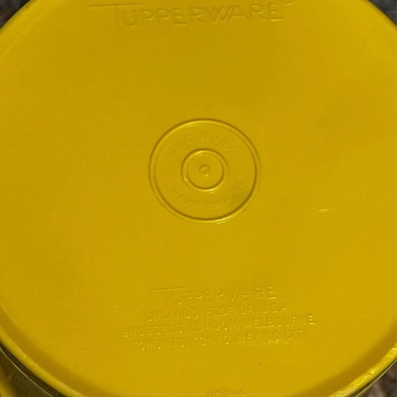 Vintage Tupperware canister with lid. Excellent condition. - Picture 3 of 3